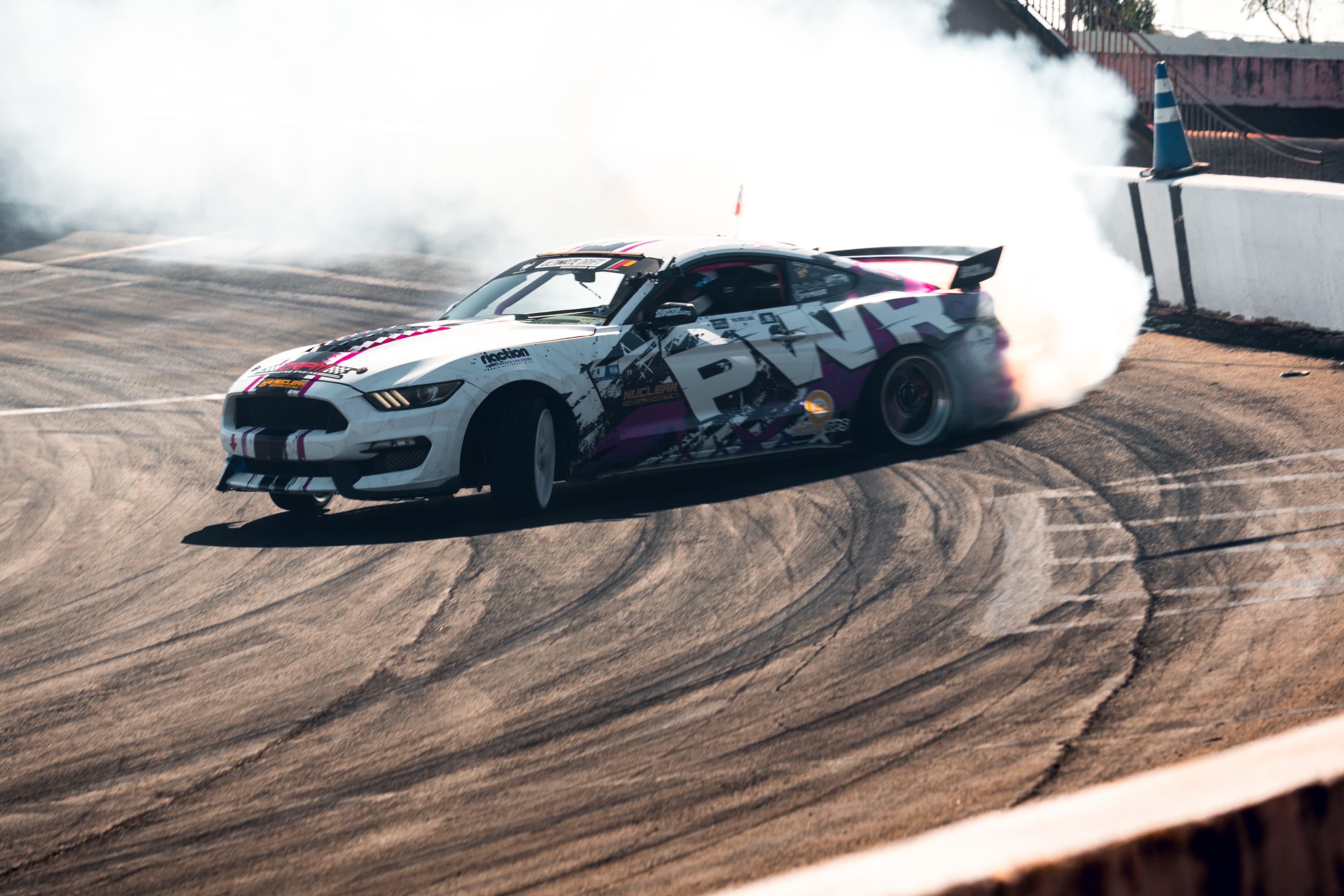 Mustang de competencia en pista