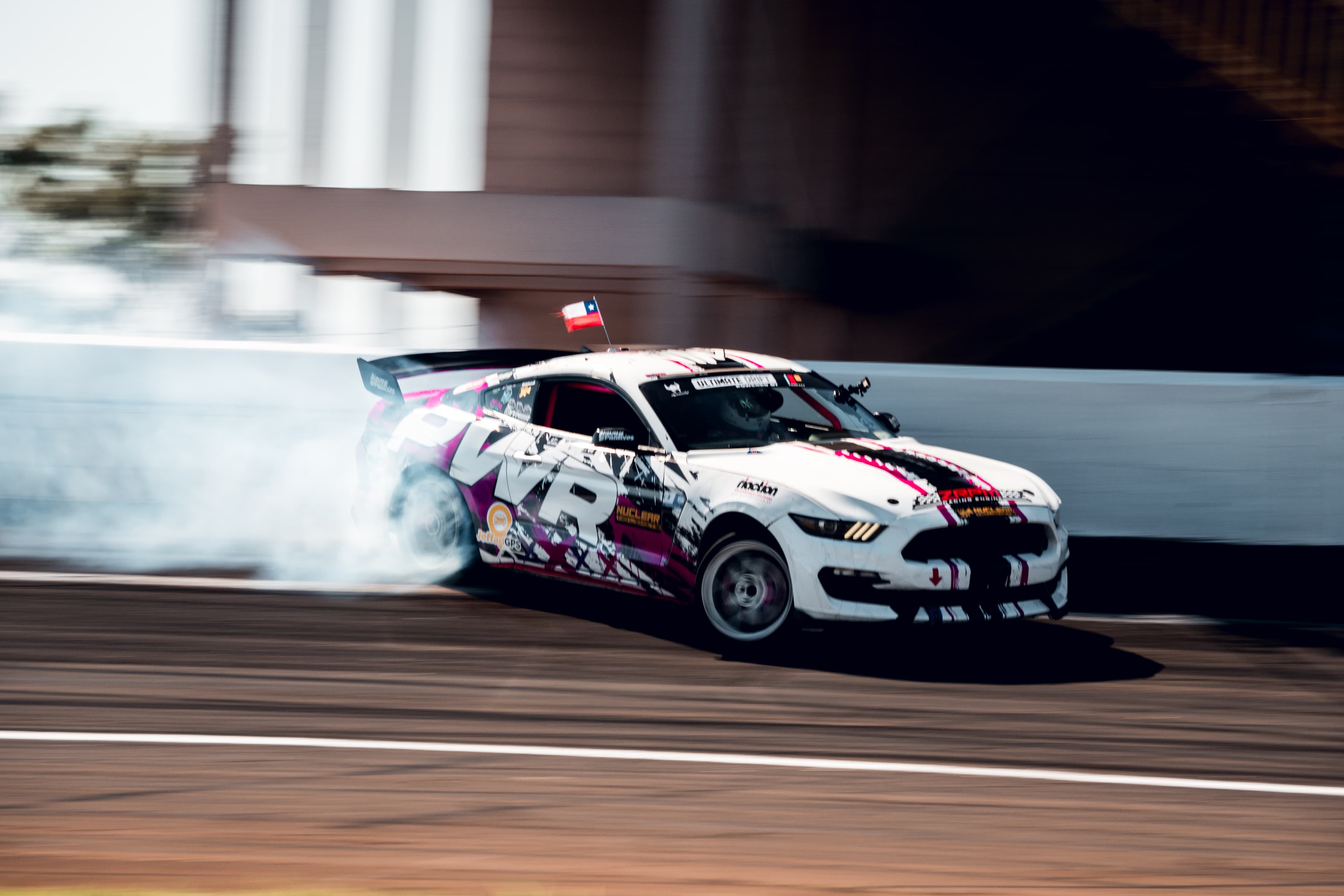 Mustang de Mía Orellana derrapando con humo de neumáticos