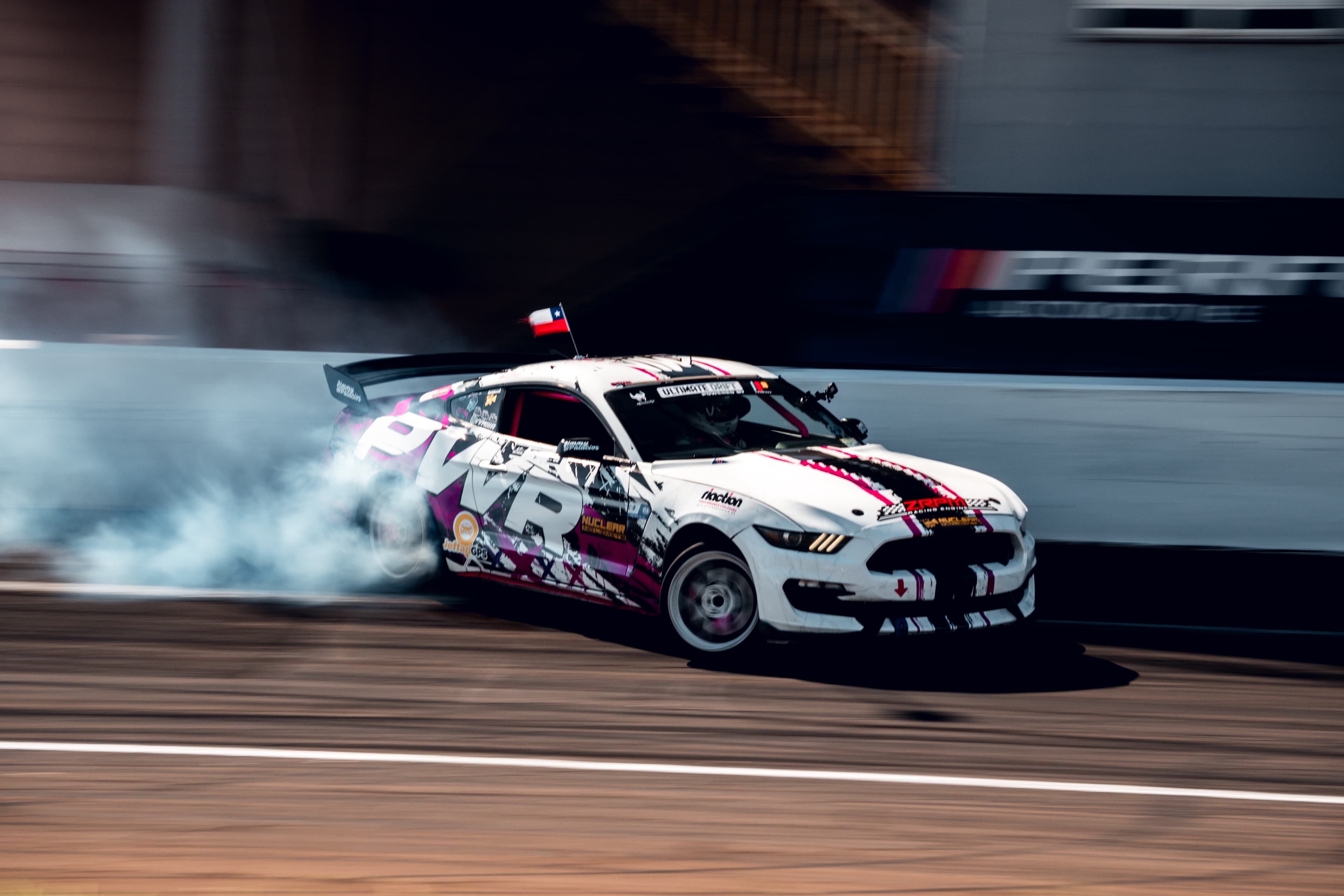 Drift en pista con gran cantidad de humo