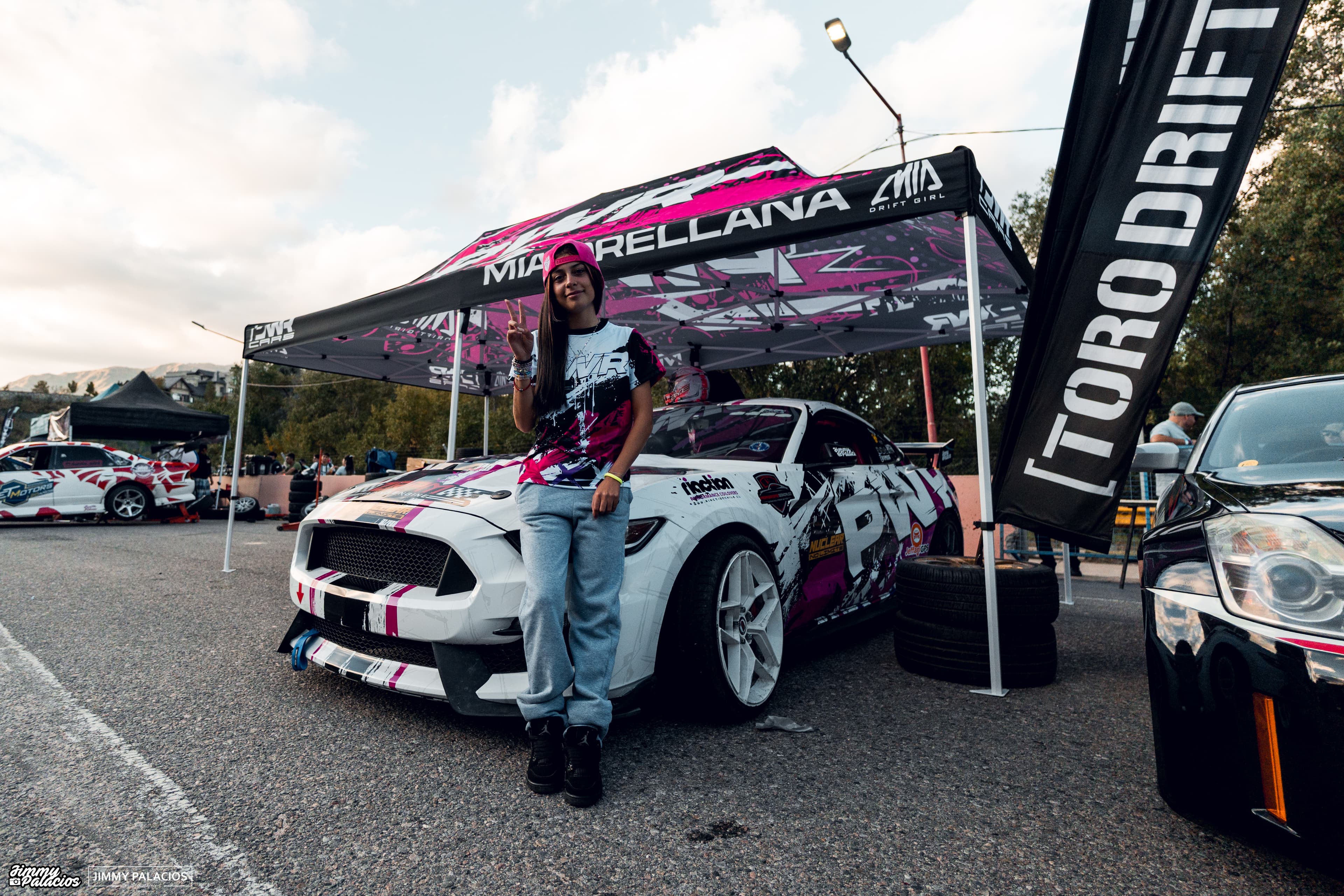 Mustang de drift en pista con público