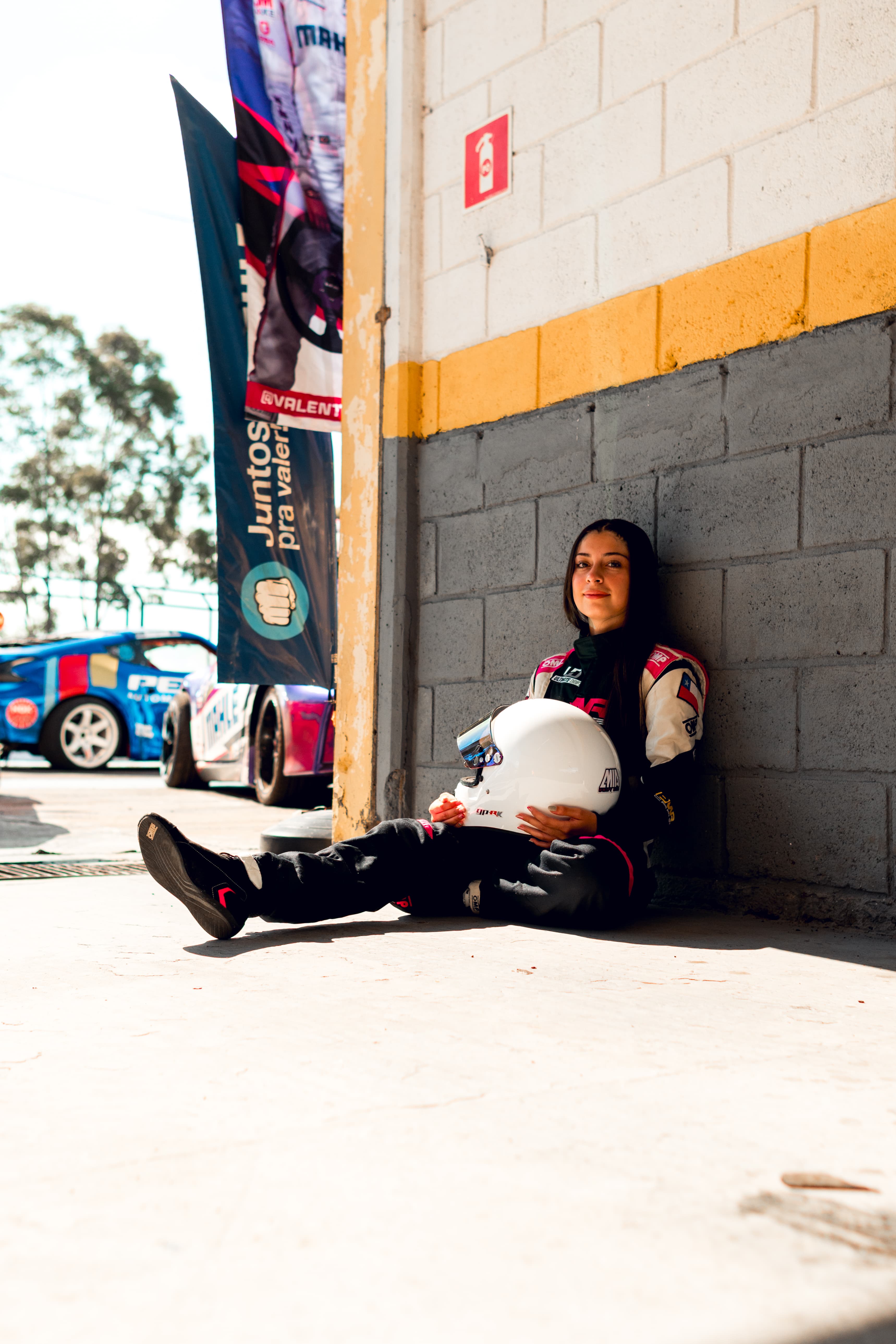 Mía Orellana sentada en boxes con su casco