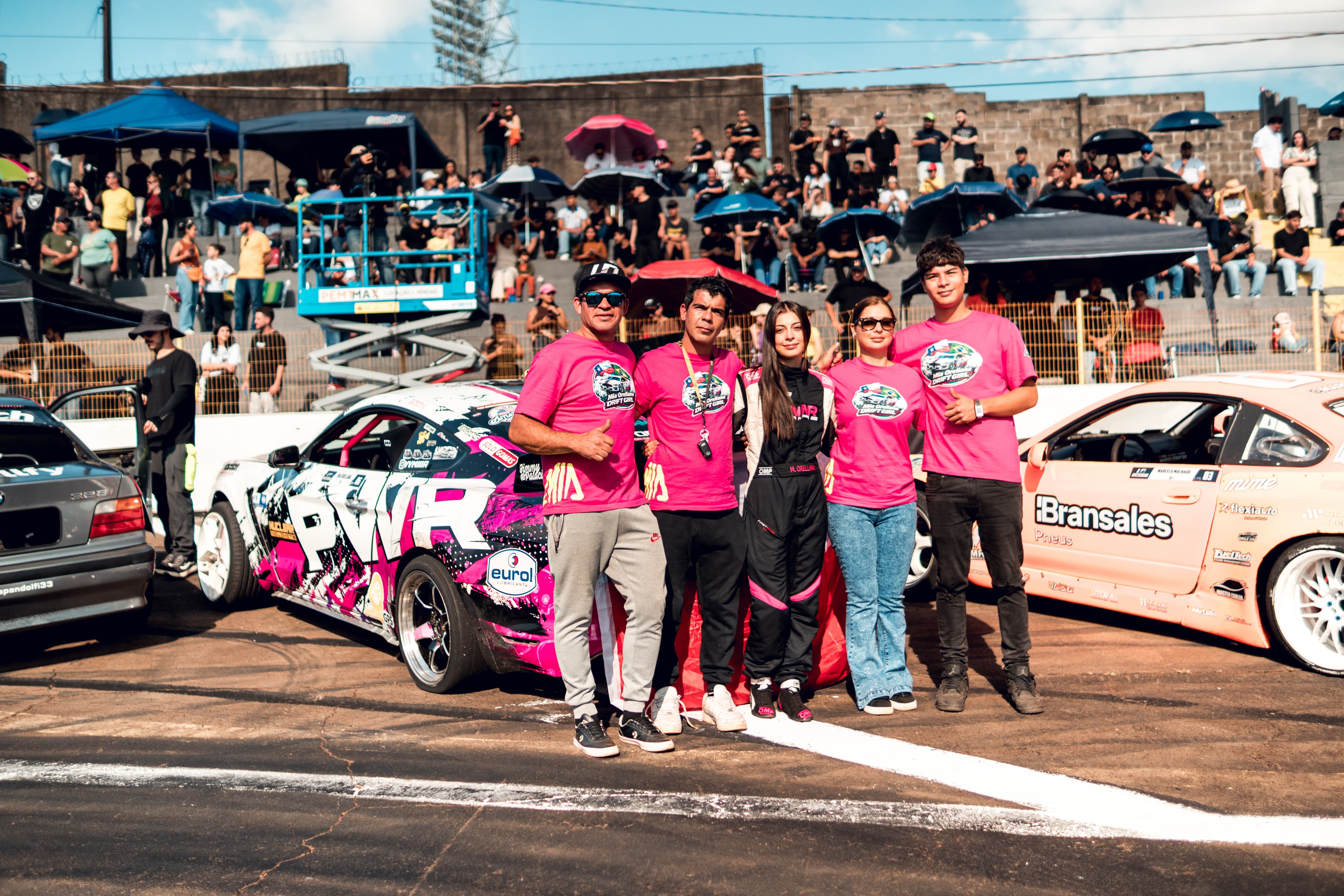 Mustang de Mía Orellana derrapando en pista